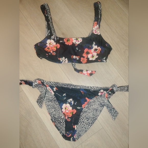 Volcom Reversible Bikini M/L - Picture 3 of 8